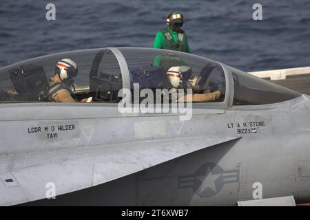 Ein Kampfflugzeug der U.S. Navy USN vom Typ Boeing F/A-18E Super Hornet auf dem amerikanischen Flugzeugträger USS Abraham Lincoln CVN-72. Flugaktivitäten An Bord des US-amerikanischen Flugzeugträgers USS Abraham Lincoln CVN-72 mit Kampfflugzeugen vom Typ Boeing F/A-18 e/F Super Hornet im Persischen Golf während operazione Iraqi Freedom / Enduring Freedom im mai 2008. *** A U S Navy USN Boeing F A 18E Super Hornet caccia sulla portaerei statunitense USS Abraham Lincoln CVN 72 attività di volo a bordo della portaerei statunitense USS Abraham Lincoln CVN 72 con Boeing F A 18 e F Super Hornet f Foto Stock