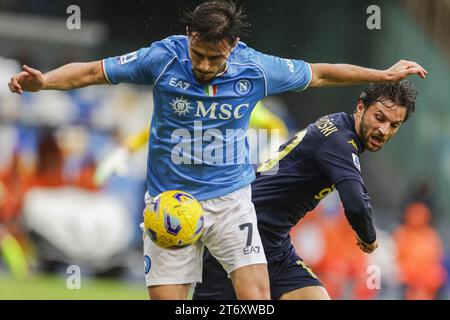 Il centrocampista macedone dell'SSC Napoli Eljif Elmas sfida per il pallone con il difensore polacco dell'Empoli Bartosz Bereszynski durante la partita di serie A tra l'SSC Napoli e l'Empoli allo stadio Diego Armando Maradona di Napoli, Italia meridionale, il 12 novembre 2023. Foto Stock