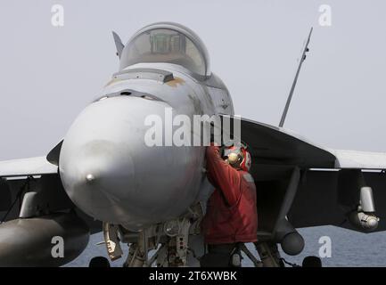 Ein Kampfflugzeug der U.S. Navy USN vom Typ Boeing F/A-18E Super Hornet auf dem amerikanischen Flugzeugträger USS Abraham Lincoln CVN-72. Flugaktivitäten An Bord des US-amerikanischen Flugzeugträgers USS Abraham Lincoln CVN-72 mit Kampfflugzeugen vom Typ Boeing F/A-18 e/F Super Hornet im Persischen Golf während operazione Iraqi Freedom / Enduring Freedom im mai 2008. *** A U S Navy USN Boeing F A 18E Super Hornet caccia sulla portaerei statunitense USS Abraham Lincoln CVN 72 attività di volo a bordo della portaerei statunitense USS Abraham Lincoln CVN 72 con Boeing F A 18 e F Super Hornet f Foto Stock