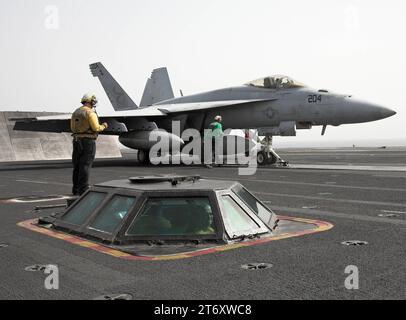 Ein Kampfflugzeug der U.S. Navy USN vom Typ Boeing F/A-18E Super Hornet ist auf dem amerikanischen Flugzeugträger USS Abraham Lincoln CVN-72 für den Katapultstart startklar. Flugaktivitäten An Bord des US-amerikanischen Flugzeugträgers USS Abraham Lincoln CVN-72 mit Kampfflugzeugen vom Typ Boeing F/A-18 e/F Super Hornet im Persischen Golf während operazione Iraqi Freedom / Enduring Freedom im mai 2008. *** Un velivolo da caccia USN Boeing F A 18E Super Hornet della U S Navy è pronto per il decollo della catapulta sulla portaerei statunitense USS Abraham Lincoln CVN 72 attività di volo a bordo della US Aircraft carrie Foto Stock