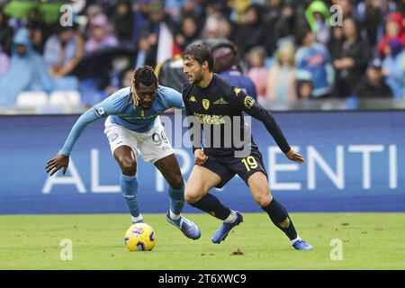 Il centrocampista camerunese Andre Zambo Anguissa sfida per il pallone con il difensore polacco di Empoli Bartosz Bereszynski durante la partita di serie A tra SSC Napoli e Empoli allo stadio Diego Armando Maradona di Napoli, Italia meridionale, il 12 novembre 2023. Foto Stock