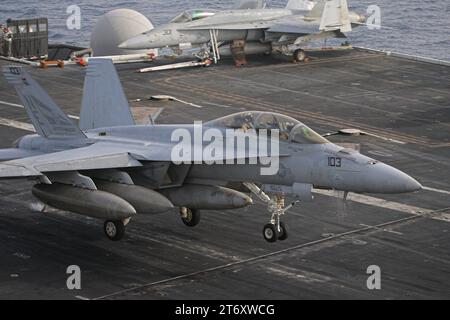 Ein Kampfflugzeug der U.S. Navy USN vom Typ Boeing F/A-18E Super Hornet beim Aufsetzen auf dem US-amerikanischen Flugzeugträger USS Abraham Lincoln CVN-72. Flugaktivitäten An Bord des US-amerikanischen Flugzeugträgers USS Abraham Lincoln CVN-72 mit Kampfflugzeugen vom Typ Boeing F/A-18 e/F Super Hornet im Persischen Golf während operazione Iraqi Freedom / Enduring Freedom im mai 2008. *** A U S Navy USN Boeing F A 18E Super Hornet Fighter Aircraft che atterra sulla portaerei statunitense USS Abraham Lincoln CVN 72 attività di volo a bordo della portaerei statunitense USS Abraham Lincoln CVN 72 con Foto Stock