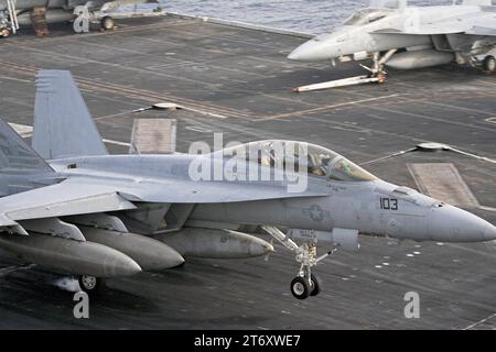 Ein Kampfflugzeug der U.S. Navy USN vom Typ Boeing F/A-18E Super Hornet beim Aufsetzen auf dem US-amerikanischen Flugzeugträger USS Abraham Lincoln CVN-72. Flugaktivitäten An Bord des US-amerikanischen Flugzeugträgers USS Abraham Lincoln CVN-72 mit Kampfflugzeugen vom Typ Boeing F/A-18 e/F Super Hornet im Persischen Golf während operazione Iraqi Freedom / Enduring Freedom im mai 2008. *** A U S Navy USN Boeing F A 18E Super Hornet Fighter Aircraft che atterra sulla portaerei statunitense USS Abraham Lincoln CVN 72 attività di volo a bordo della portaerei statunitense USS Abraham Lincoln CVN 72 con Foto Stock