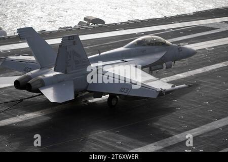 Ein Kampfflugzeug der U.S. Navy USN vom Typ Boeing F/A-18E Super Hornet beim Aufsetzen auf dem US-amerikanischen Flugzeugträger USS Abraham Lincoln CVN-72. Flugaktivitäten An Bord des US-amerikanischen Flugzeugträgers USS Abraham Lincoln CVN-72 mit Kampfflugzeugen vom Typ Boeing F/A-18 e/F Super Hornet im Persischen Golf während operazione Iraqi Freedom / Enduring Freedom im mai 2008. *** A U S Navy USN Boeing F A 18E Super Hornet Fighter Aircraft che atterra sulla portaerei statunitense USS Abraham Lincoln CVN 72 attività di volo a bordo della portaerei statunitense USS Abraham Lincoln CVN 72 con Foto Stock