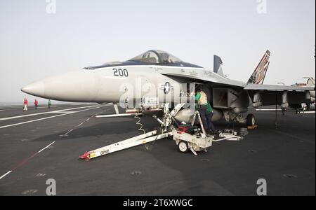 Ein Kampfflugzeug der U.S. Navy USN vom Typ Boeing F/A-18E Super Hornet der VFA-137 kestrels auf dem US-amerikanischen Flugzeugträger USS Abraham Lincoln CVN-72. Flugaktivitäten An Bord des US-amerikanischen Flugzeugträgers USS Abraham Lincoln CVN-72 mit Kampfflugzeugen vom Typ Boeing F/A-18 e/F Super Hornet im Persischen Golf während operazione Iraqi Freedom / Enduring Freedom im mai 2008. *** A U S Navy USN Boeing F A 18E Super Hornet fighter velivolo VFA 137 Kestrels sulla portaerei statunitense USS Abraham Lincoln CVN 72 attività di volo a bordo della portaerei statunitense USS Abraham li Foto Stock