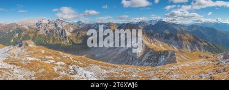 Vista panoramica dalla cima verso il monte Marmolada nelle Dolomiti italiane, con la Val San Nicolò in fondo. Cresta montana autunnale. Foto Stock
