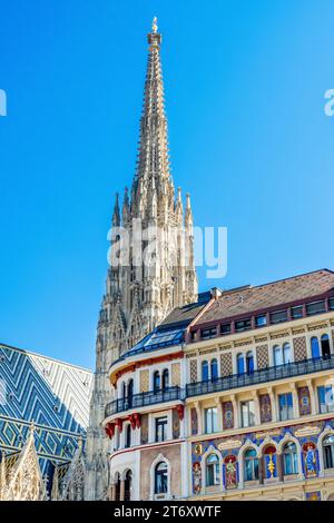 Vienna, Austria - 27 settembre 2023: Una vista dettagliata della torre sud del St Cattedrale di Stephen Foto Stock