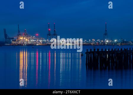 Porto di Southampton (Southampton Docks) illuminato di luci colorate di notte, Hampshire, Inghilterra, Regno Unito Foto Stock