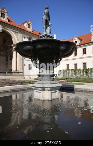 Fontana nel giardino di Wallenstein a Praga Foto Stock