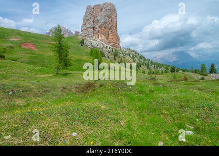 Torre calcarea solitaria erosa nella zona delle cinque Torri delle Dolomiti di Ampezzo in Italia Foto Stock