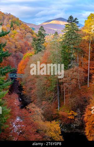 Vista di Killecrankie in colori sutumn con la vetta del monte Schiehallion sullo sfondo Foto Stock