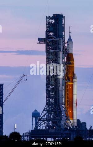 Artemis SLS-1 Rocket sulla rampa di lancio al Kennedy Space Center visto dal Cape Canaveral National Seashore Foto Stock