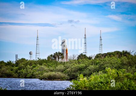 SLS Artemis Rocket sulla piattaforma di lancio visto dal Cape Canaveral National Seashore Foto Stock