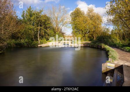 Compton Lock sulla Itchen Navigation vicino a Shawford, Hampshire, Inghilterra Foto Stock