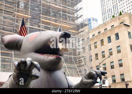 Lo 'cabby' è un Rat gigante gonfiabile alle dimostrazioni dell'Unione, New York City, USA Foto Stock