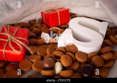 Giorno di San Nicola 5 dicembre, biscotti allo zenzero speziati al cioccolato e lettere in sacco di rapa bianco da vicino Foto Stock