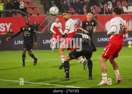 UTRECHT, PAESI BASSI - 12 NOVEMBRE: Marouan Azarkan dell'FC Utrecht sta facendo un colpo di testa ma non segnerà durante l'incontro olandese Eredivisie tra l'FC Utrecht e l'Excelsior allo Stadion Galgenwaard il 12 novembre 2023 a Utrecht, Paesi Bassi. (Foto di Ben Gal/Orange Pictures) Foto Stock