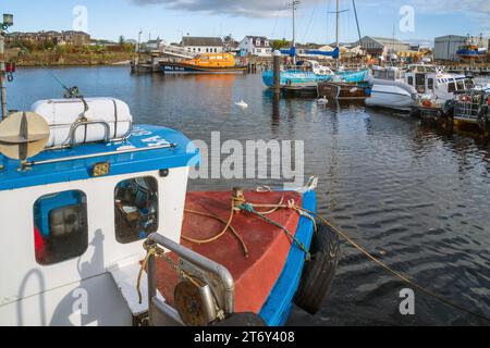 Barche da pesca ormeggiate al porto di Girvan, nel Firth of Clyde, South Ayrshire, Scozia, Regno Unito Foto Stock