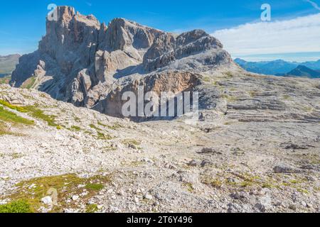 Vista sulle pale di San Martino dall'altopiano della Rosetta nelle Dolomiti italiane, con sentieri escursionistici e terreni alpini Foto Stock
