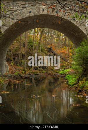 Fiume Doubrava con roccia colorata con muschio in autunno giorno piovoso vicino al villaggio di Bilek Foto Stock