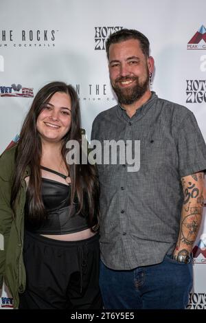 Il veterano della Marina Robert McGill con la fidanzata Shelby partecipa alla OTR Presents Comedians for Veterans all'Hotel Ziggy, Los Angeles, CALIFORNIA, 11 novembre 2023 Foto Stock