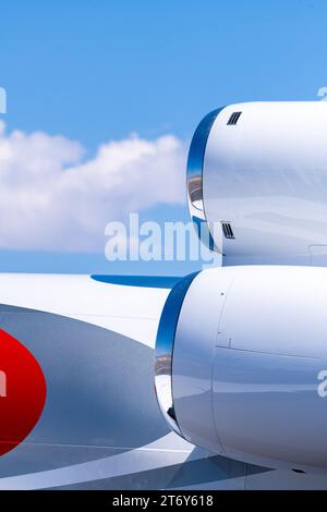 Aereo astratto bianco con cielo blu Foto Stock