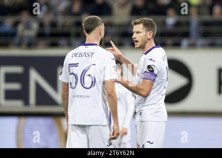 Zeno Debast di Anderlecht e Jan Vertonghen di Anderlecht raffigurati durante una partita di calcio tra KAA Gent e RSCA Anderlecht, domenica 12 novembre 2023 a Gent, il giorno 14 della stagione 2023-2024 della prima divisione del campionato belga "Jupiler Pro League". BELGA FOTO KRISTOF VAN ACCOM Foto Stock