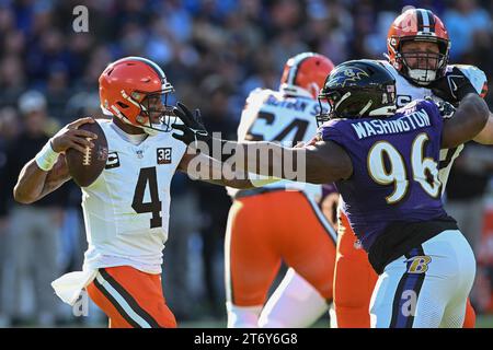 Baltimora, Stati Uniti. 12 novembre 2023. Il defensive tackle dei Baltimore Ravens Broderick Washington (96) blocca un tentativo di passaggio del quarterback dei Cleveland Browns Deshaun Watson (4) durante il primo tempo al M&T Bank Stadium di Baltimora, Maryland, domenica 12 novembre 2023. Foto di David Tulis/UPI credito: UPI/Alamy Live News Foto Stock