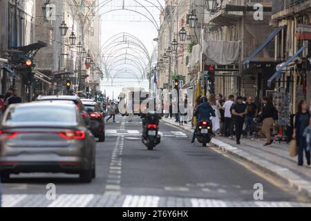 Una strada trafficata piena di traffico Foto Stock