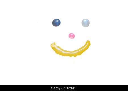 Smiley Face, realizzato con smalto per unghie, si riferisce alla felicità, all'effusivo saluto e ai cosmetici, ravviva la giornata e sorrideva Foto Stock