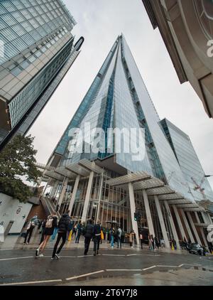 The Shard, Londra, Regno Unito. 21 ottobre 2023. Foto astratta angolata dello Shard Building di Londra, che mostra le persone in primo piano per la prospettiva. Foto Stock