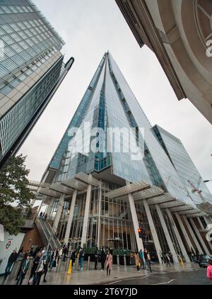 The Shard, Londra, Regno Unito. 21 ottobre 2023. Foto astratta angolata dello Shard Building di Londra, che mostra le persone in primo piano per la prospettiva. Foto Stock