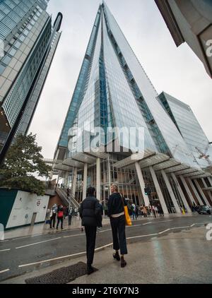 The Shard, Londra, Regno Unito. 21 ottobre 2023. Foto astratta angolata dello Shard Building di Londra, che mostra le persone in primo piano per la prospettiva. Foto Stock