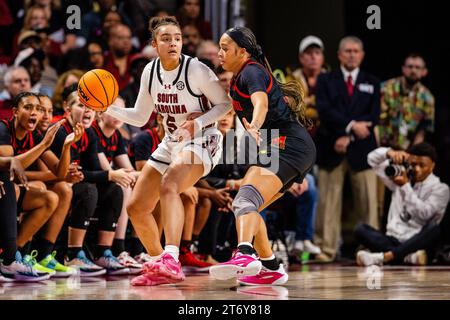 12 novembre 2023: La guardia dei South Carolina Gamecocks Tessa Johnson (5) è difesa dalla guardia dei Maryland Terrapins Brinae Alexander (5) durante il secondo quarto della partita di pallacanestro SEC Womens alla Colonial Life Arena di Columbia, SC. (Scott Kinser/CSM) Foto Stock