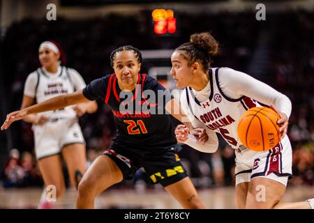 12 novembre 2023: L'attaccante dei Maryland Terrapins Emma Chardon (21) difende il drive dalla guardia dei South Carolina Gamecocks Tessa Johnson (5) durante il terzo quarto del match di basket SEC Womens alla Colonial Life Arena di Columbia, SC. (Scott Kinser/CSM) Foto Stock