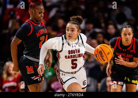 12 novembre 2023: La guardia dei South Carolina Gamecocks Tessa Johnson (5) porta il pallone contro la guardia dei Maryland Terrapins Bri McDaniel (24) durante il terzo quarto del match di basket SEC Womens alla Colonial Life Arena di Columbia, SC. (Scott Kinser/CSM) Foto Stock