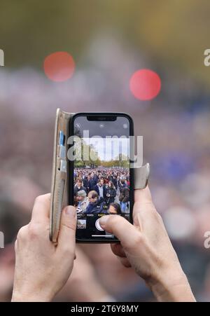 Parigi, Francia. 12 novembre 2023. La gente marcia per le strade di Parigi durante una marcia contro l'antisemitismo domenica 12 novembre 2023. Più di 100.000 persone hanno marciato nella capitale per protestare contro l'aumento dell'antisemitismo sulla scia della guerra israeliana contro Hamas a Gaza. Foto di Maya Vidon-White/UPI credito: UPI/Alamy Live News Foto Stock