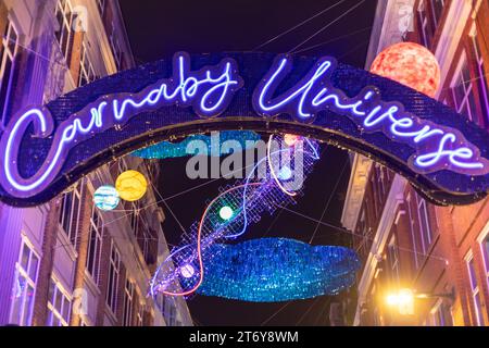 Carnaby Christians Sign “Carnaby Universe”. da vicino e illuminato di notte. Niente persone Foto Stock