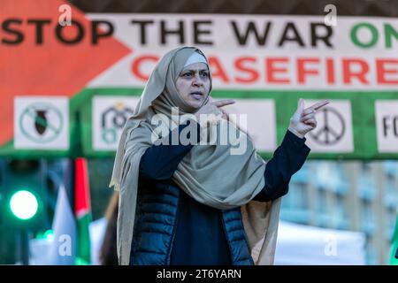 Londra, Regno Unito. 12 novembre 2023. Marcia nazionale per la Palestina. I manifestanti marciarono da Park Lane vicino a Hyde Park di Londra fino all'ambasciata degli Stati Uniti. I manifestanti hanno chiesto un cessate il fuoco, la fine dell'implacabile bombardamento della Striscia di Gaza in Palestina e la fine della sua violenta occupazione, apartheid e colonizzazione sul popolo palestinese. Hanno anche chiesto che il governo del Regno Unito fermi il suo sostegno a Isreal. Abdullah Bailey/Alamy Live News Foto Stock