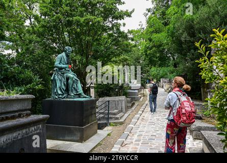 Parigi, Francia. Giugno 30 2022. Il caratteristico e storico cimitero di Père-Lachaise, girato su uno dei sentieri acciottolati con l'intento di osservare i turisti Foto Stock