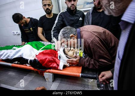 Jenin, Palestina. 12 novembre 2023. (NOTA DEI REDATTORI: L'immagine raffigura la morte)Un parente piange accanto al corpo di Amer Arqawi durante il suo funerale, un giorno dopo essere stato ucciso durante un raid israeliano nella città di Jenin in Cisgiordania. Secondo il Ministero della salute palestinese, un palestinese è stato ucciso e altri tre sono rimasti feriti durante gli scontri con le truppe israeliane. Dal 7 ottobre 2023, 185 palestinesi sono stati uccisi, mentre più di 2.000 hanno subito ferite in Cisgiordania. Credito: SOPA Images Limited/Alamy Live News Foto Stock