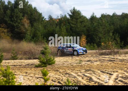 Boxberg/OL - Hunderte Besucher kommen zur 26. Lausitz Rallye 11.11.2023 Boxberg/Oberlausitz Fotograf: EHL Media/Tim Meyer im Bild: Der norwegische Rallyefahrer Anders Grondal gewinnt zusammen mit Beifahrerin Veronica Engan Seine 5. Lausitz-Rallye im Skoda Fabia Rally 2 Evo. AM Wochenende sind erneut Hunderte Besucher in Die Region um Boxberg gekommen, um bei der Lausitz Rallye 2023 dabei zu Sein. Die Internationale Lausitz-Rallye ist mit ihren einzigartigen Wertungsprüfungen im ehemaligen Tagebaugelände bei Teams und fans ein Höhepunkt im Rallye-Kalender. Es ist bereits die 26. Auflage des Ren Foto Stock