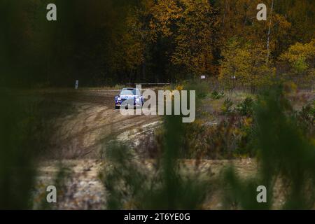 Boxberg/OL - Hunderte Besucher kommen zur 26. Lausitz Rallye 11.11.2023 Boxberg/Oberlausitz Fotograf: EHL Media/Tim Meyer im Bild: Der norwegische Rallyefahrer Anders Grondal gewinnt zusammen mit Beifahrerin Veronica Engan Seine 5. Lausitz-Rallye im Skoda Fabia Rally 2 Evo. AM Wochenende sind erneut Hunderte Besucher in Die Region um Boxberg gekommen, um bei der Lausitz Rallye 2023 dabei zu Sein. Die Internationale Lausitz-Rallye ist mit ihren einzigartigen Wertungsprüfungen im ehemaligen Tagebaugelände bei Teams und fans ein Höhepunkt im Rallye-Kalender. Es ist bereits die 26. Auflage des Ren Foto Stock