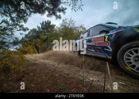 Boxberg/OL - Hunderte Besucher kommen zur 26. Lausitz Rallye 11.11.2023 Boxberg/Oberlausitz Fotograf: EHL Media/Tim Meyer im Bild: Der norwegische Rallyefahrer Anders Grondal gewinnt zusammen mit Beifahrerin Veronica Engan Seine 5. Lausitz-Rallye im Skoda Fabia Rally 2 Evo. AM Wochenende sind erneut Hunderte Besucher in Die Region um Boxberg gekommen, um bei der Lausitz Rallye 2023 dabei zu Sein. Die Internationale Lausitz-Rallye ist mit ihren einzigartigen Wertungsprüfungen im ehemaligen Tagebaugelände bei Teams und fans ein Höhepunkt im Rallye-Kalender. Es ist bereits die 26. Auflage des Ren Foto Stock