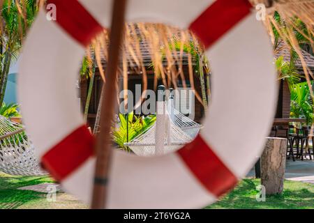 Ammira la splendida amaca bianca attraverso una foto ravvicinata e sfocata intenzionalmente Foto Stock