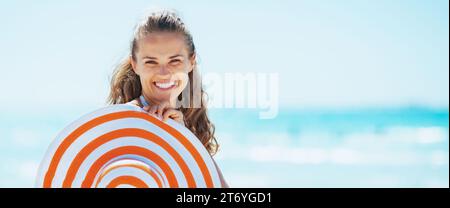 giovane donna felice in costume da bagno con cappello da spiaggia Foto Stock