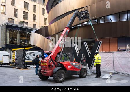 W Hotel Edinburgh. Installazione di cartelli giganti W prima dell'apertura nel mese di novembre 2023, Edimburgo Scozia, Regno Unito Foto Stock