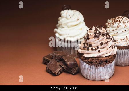 Gustosi muffin con barretta di cioccolato Foto Stock