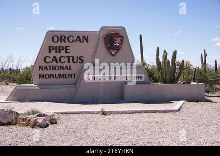 Il cartello d'ingresso sull'autostrada 85 entrando nel monumento nazionale Organ Pipe Cactus, che indica che si tratta di una riserva della biosfera, Ajo, Arizona, USA Foto Stock