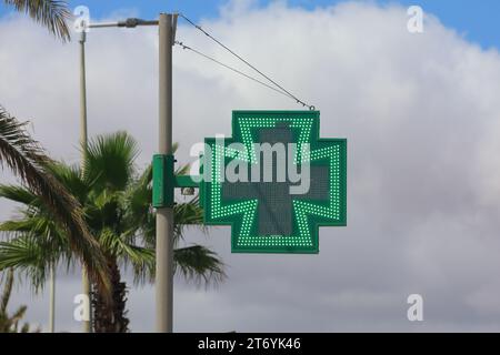 simbolo della farmacia elettronica con croce verde Foto Stock